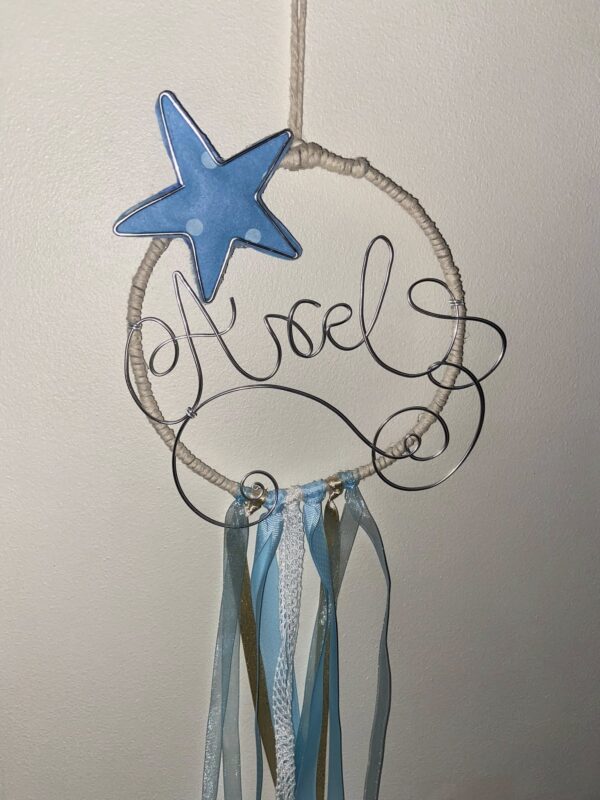 Attrape-Rêves Personnalisé “Axel” – Fil d’Aluminium & Étoile Bleue – Décoration Chambre Enfant
