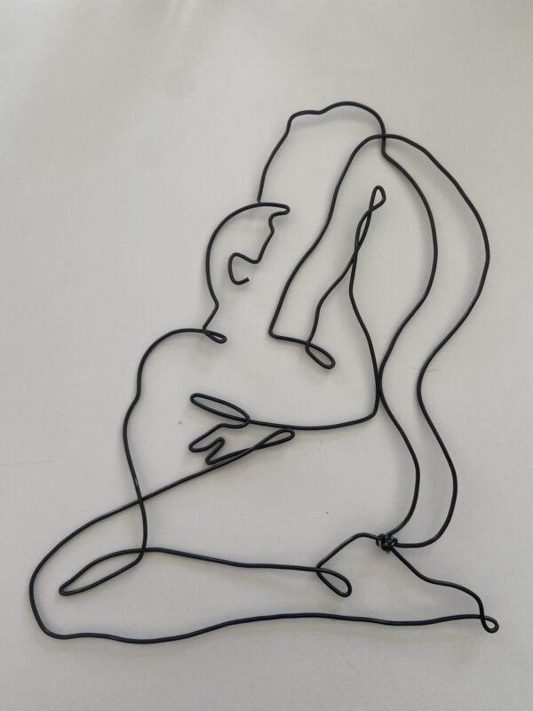 Sculpture “Corps Enlacés” – Fil Noir Continu – Art Minimaliste & Sensuel
