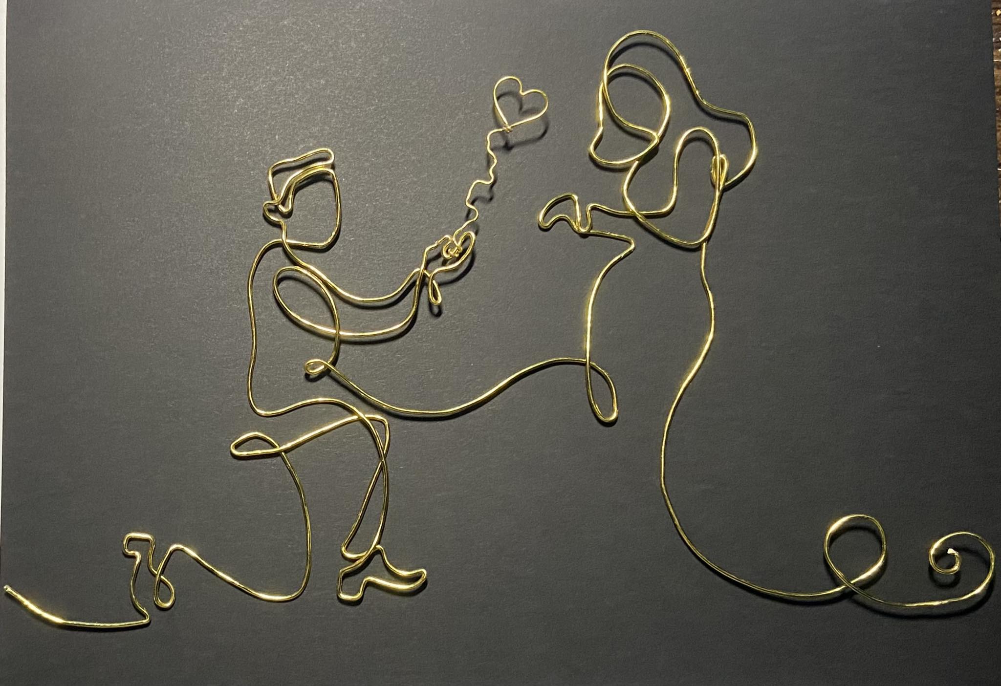 Sculpture “Demande en Mariage” – Fil d’Aluminium Doré – Scène Romantique Minimaliste