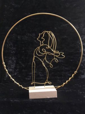 Sculpture “À la Proue” – Fil d’Aluminium Doré sur Socle – Art Minimaliste & Poétique