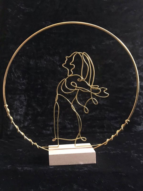 Sculpture “À la Proue” – Fil d’Aluminium Doré sur Socle – Art Minimaliste & Poétique