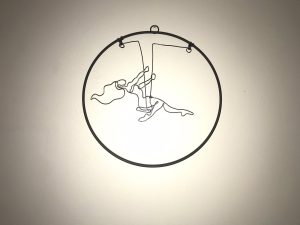 Sculpture Murale “Balançoire Suspendue” – Fil Noir – Art Minimaliste & Aérien