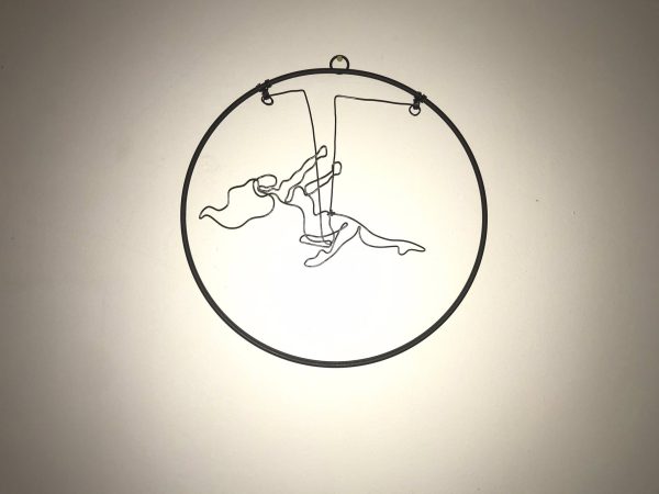 Sculpture Murale “Balançoire Suspendue” – Fil Noir – Art Minimaliste & Aérien